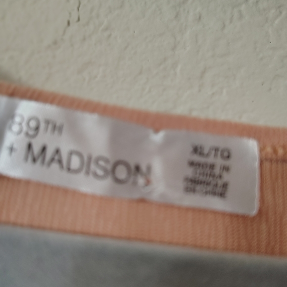 89th + Madison extra large peach shirt buttons in the front flowy sleeves - Picture 7 of 8